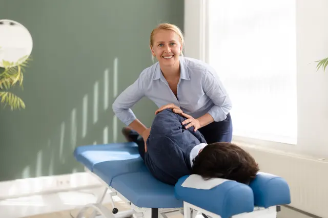 Chiropractor onderzoekt een cliënt tijdens de intake bij TOPCHIRO Nijmegen