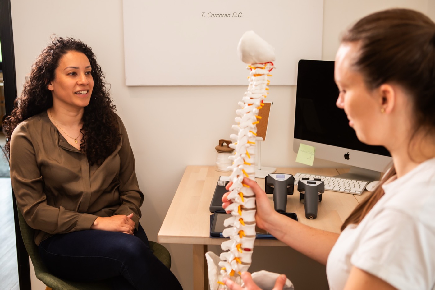 Chiropractor legt met een wervelkolommodel uit wat de scan laat zien bij TOPCHIRO Nijmegen