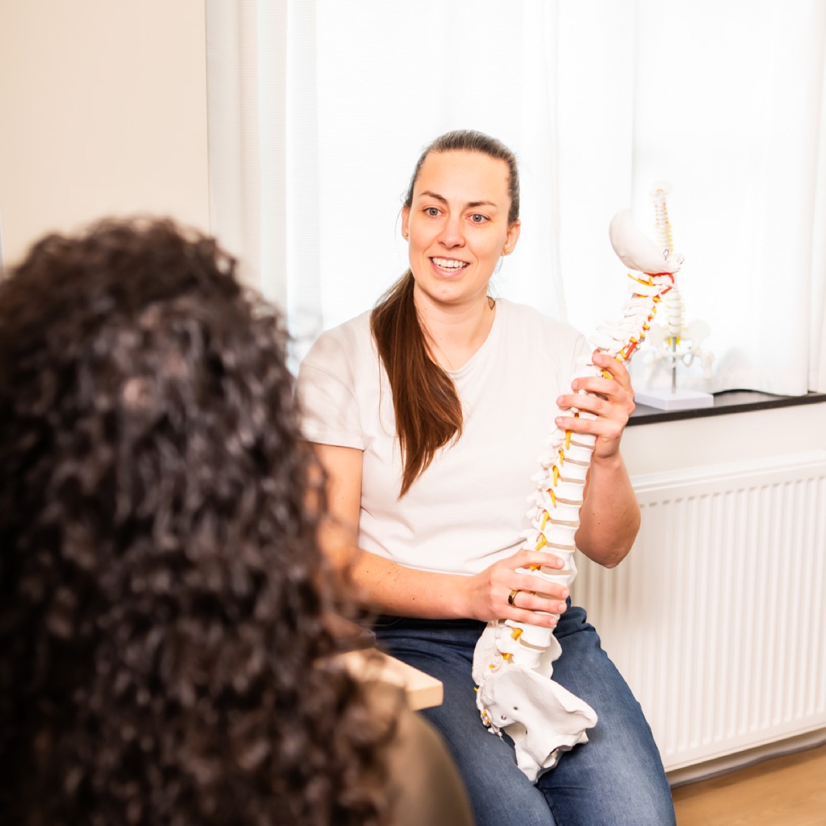 Chiropractor bespreekt het persoonlijke zorgplan met een cliënt bij TOPCHIRO Nijmegen